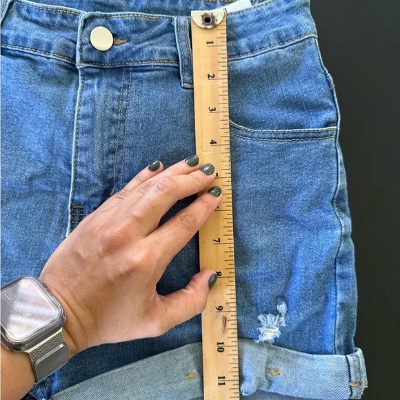 🔥 4 for $20 DEAL 🔥 High-Waisted Distressed Denim Shorts - Size L - Picture 6 of 8